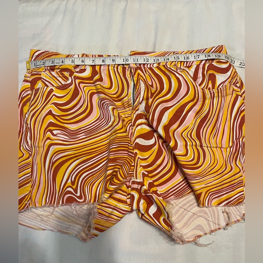 Colorful abstract print shorts - Picture 4 of 4
